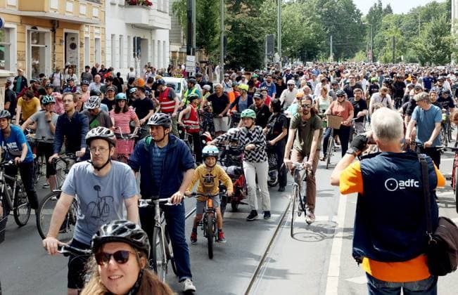 02.07.2023, Berlin - Deutschland. Unter dem Hashtag nichtmituns gibt es von Changing Cities eine Demo für das Radfahren, der Start ist an der Eberswalder Straße.