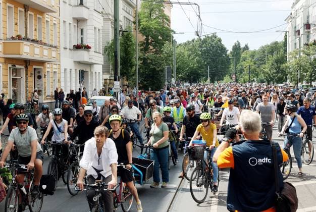 02.07.2023, Berlin - Deutschland. Unter dem Hashtag nichtmituns gibt es von Changing Cities eine Demo für das Radfahren, der Start ist an der Eberswalder Straße.