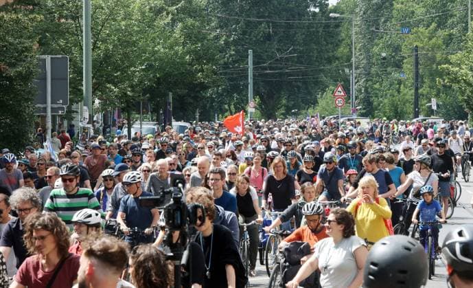 02.07.2023, Berlin - Deutschland. Unter dem Hashtag nichtmituns gibt es von Changing Cities eine Demo für das Radfahren, der Start ist an der Eberswalder Straße.