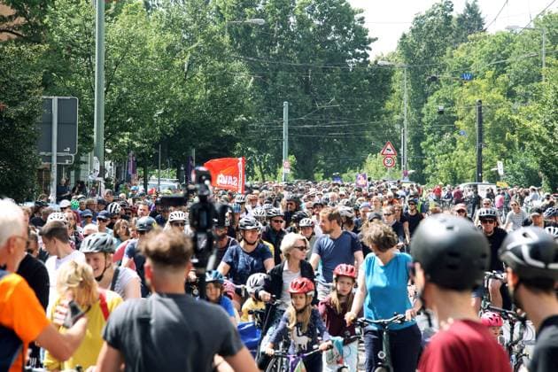 02.07.2023, Berlin - Deutschland. Unter dem Hashtag nichtmituns gibt es von Changing Cities eine Demo für das Radfahren, der Start ist an der Eberswalder Straße.