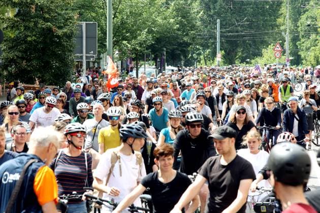 02.07.2023, Berlin - Deutschland. Unter dem Hashtag nichtmituns gibt es von Changing Cities eine Demo für das Radfahren, der Start ist an der Eberswalder Straße.