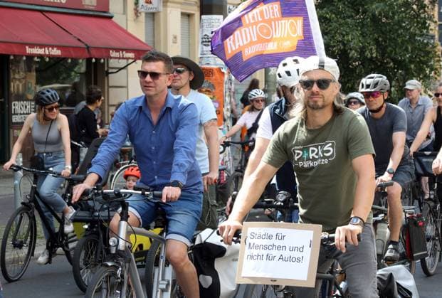 02.07.2023, Berlin - Deutschland. Unter dem Hashtag nichtmituns gibt es von Changing Cities eine Demo für das Radfahren, der Start ist an der Eberswalder Straße.