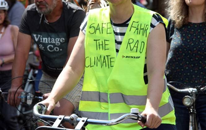 02.07.2023, Berlin - Deutschland. Unter dem Hashtag nichtmituns gibt es von Changing Cities eine Demo für das Radfahren, der Start ist an der Eberswalder Straße.