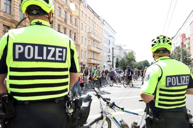 02.07.2023, Berlin - Deutschland. Unter dem Hashtag nichtmituns gibt es von Changing Cities eine Demo für das Radfahren, der Start ist an der Eberswalder Straße.