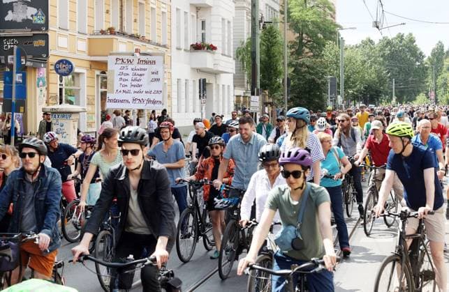 02.07.2023, Berlin - Deutschland. Unter dem Hashtag nichtmituns gibt es von Changing Cities eine Demo für das Radfahren, der Start ist an der Eberswalder Straße.