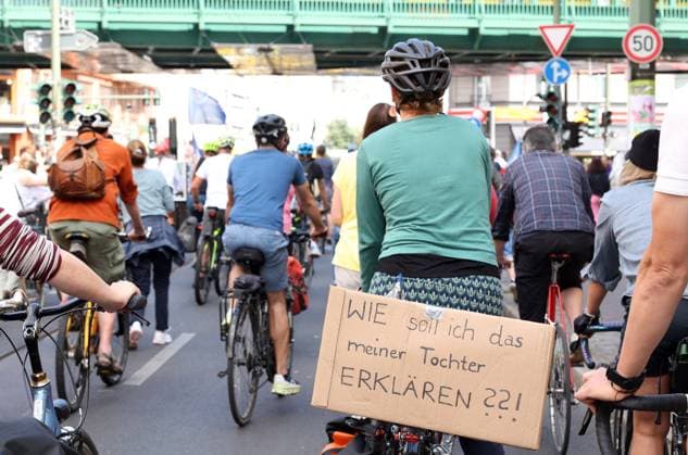 02.07.2023, Berlin - Deutschland. Unter dem Hashtag nichtmituns gibt es von Changing Cities eine Demo für das Radfahren, der Start ist an der Eberswalder Straße.