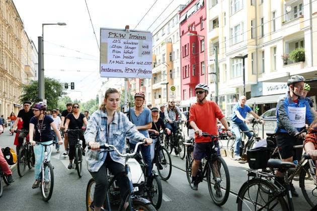 02.07.2023, Berlin - Deutschland. Unter dem Hashtag nichtmituns gibt es von Changing Cities eine Demo für das Radfahren, der Start ist an der Eberswalder Straße.
