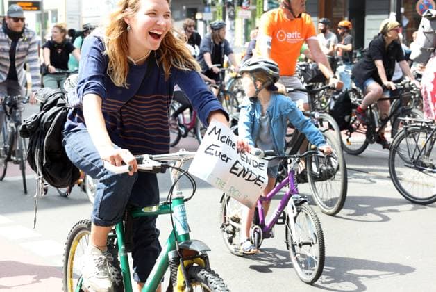 02.07.2023, Berlin - Deutschland. Unter dem Hashtag nichtmituns gibt es von Changing Cities eine Demo für das Radfahren, der Start ist an der Eberswalder Straße.