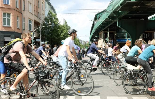02.07.2023, Berlin - Deutschland. Unter dem Hashtag nichtmituns gibt es von Changing Cities eine Demo für das Radfahren, der Start ist an der Eberswalder Straße.
