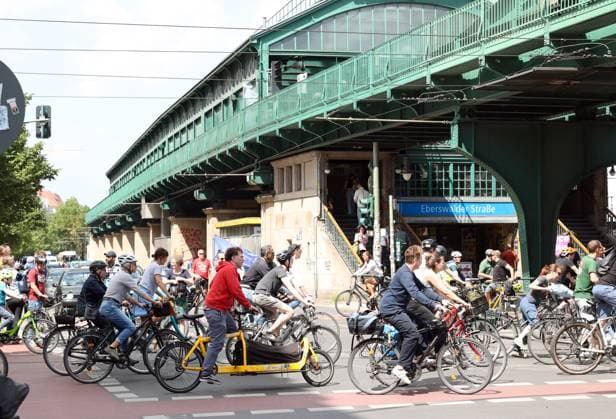 02.07.2023, Berlin - Deutschland. Unter dem Hashtag nichtmituns gibt es von Changing Cities eine Demo für das Radfahren, der Start ist an der Eberswalder Straße.