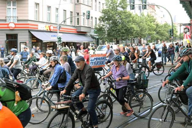 02.07.2023, Berlin - Deutschland. Unter dem Hashtag nichtmituns gibt es von Changing Cities eine Demo für das Radfahren, der Start ist an der Eberswalder Straße.