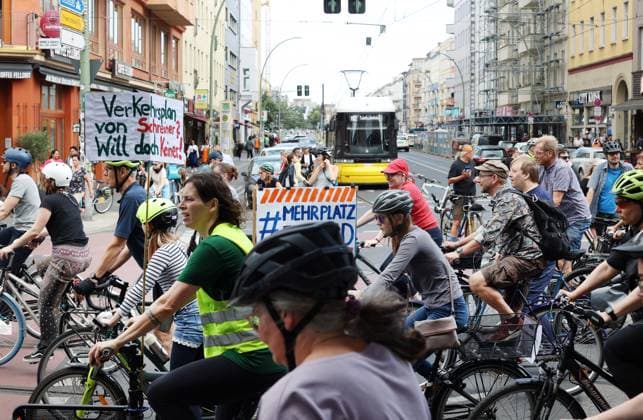 News Themen der Woche KW26 News Bilder des Tages 02.07.2023, Berlin - Deutschland. Unter dem Hashtag nichtmituns gibt es von Changing Cities eine Demo für das Radfahren, der Start ist an der Eberswalder Straße. Leider steht die Straßenbahn im Stau.