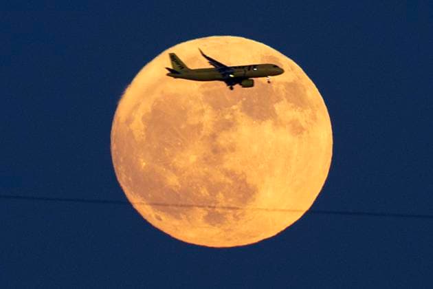 Bilder des Jahres 2023, News 07 Juli News Themen der Woche KW26 News Bilder des Tages July 2, 2023 - Las Vegas, Nevada, U.S. - A Spirit Airline passenger jet flies in front of a full moon as it rises on July 2, 2023, in Las Vegas, Nevada. The so-called full Buck Moon, orbits closer to Earth than many of the other full Moons this year, making one of the four super moons of 2023. Las Vegas USA - ZUMAbk3_ 20230702_zaf_bk3_005 Copyright: xDavidxBeckerx