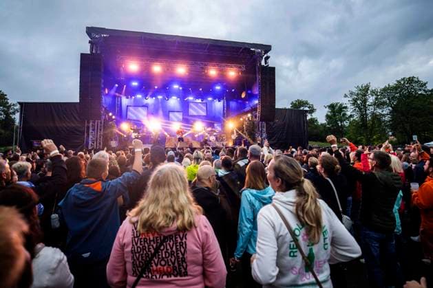 Revolverheld live beim Apoldaer Musiksommer 2023 auf des Festwiese der Herressener Promenade. Apolda, 30.06.2023
