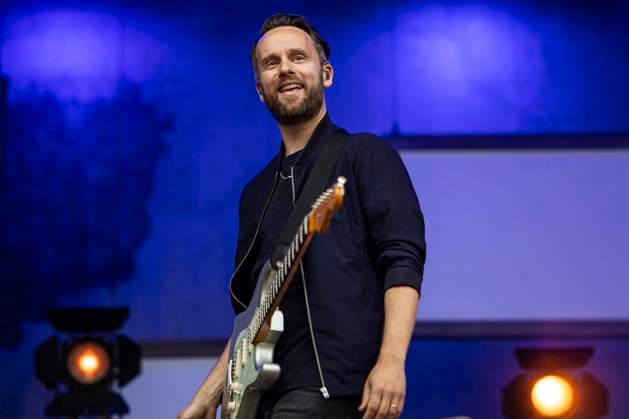Kristoffer Hünecke von Revolverheld live beim Apoldaer Musiksommer 2023 auf des Festwiese der Herressener Promenade. Apolda, 30.06.2023