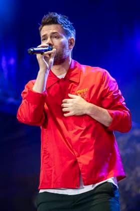 Johannes Strate von Revolverheld live beim Apoldaer Musiksommer 2023 auf des Festwiese der Herressener Promenade. Apolda, 30.06.2023