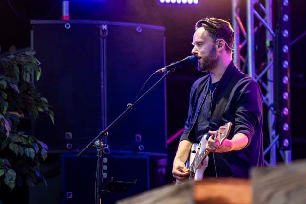 Kristoffer Hünecke von Revolverheld live beim Apoldaer Musiksommer 2023 auf des Festwiese der Herressener Promenade. Apolda, 30.06.2023