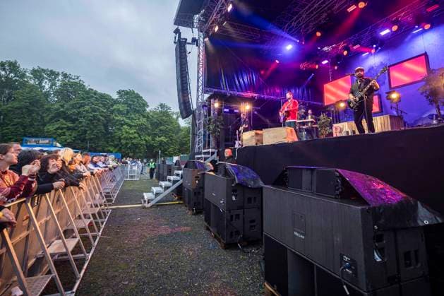 Revolverheld live beim Apoldaer Musiksommer 2023 auf des Festwiese der Herressener Promenade. Apolda, 30.06.2023