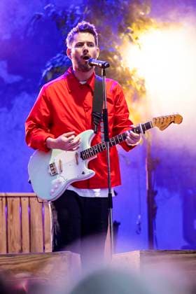 Johannes Strate von Revolverheld live beim Apoldaer Musiksommer 2023 auf des Festwiese der Herressener Promenade. Apolda, 30.06.2023