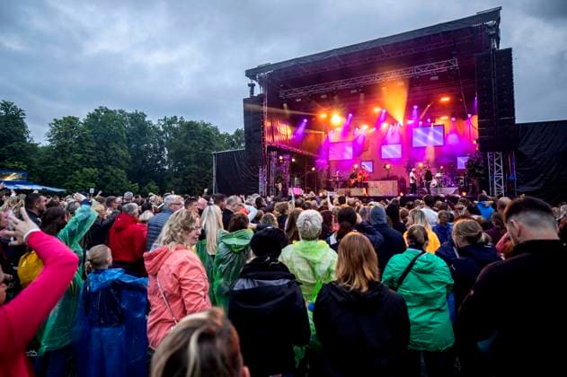 Revolverheld live beim Apoldaer Musiksommer 2023 auf des Festwiese der Herressener Promenade. Apolda, 30.06.2023