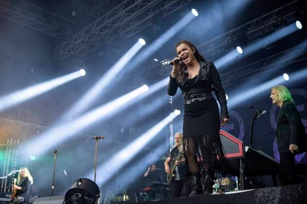 Uwe Hassbecker, Jäcki Reznicek, Julia Neigel und Ritchie Barton von Silly live beim Apoldaer Musiksommer 2023 auf des Festwiese der Herressener Promenade. Apolda, 01.07.2023