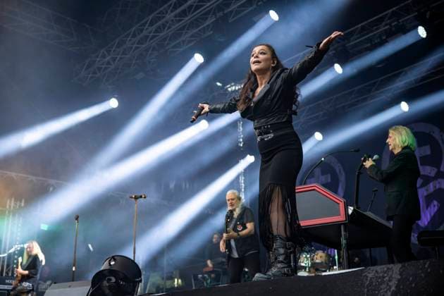 Uwe Hassbecker, Jäcki Reznicek, Julia Neigel und Ritchie Barton von Silly live beim Apoldaer Musiksommer 2023 auf des Festwiese der Herressener Promenade. Apolda, 01.07.2023