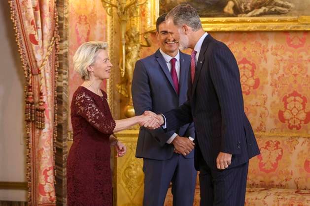 Bilder des Jahres 2023, News 07 Juli News Themen der Woche KW27 News Bilder des Tages King of Spain Felipe VI (R) greets the President of the European Commission Ursula Von der Leyen (L), in the presence of the President of the Government Pedro Sanchez (C), after the meeting of the College of EU Commissioners, in Madrid, Spain, 3 July 2023. Spain presides over the Council of Ministers of the European Union this semester. Felipe VI receives the members of the College of Commissioners of the EU !ACHTUNG: NUR REDAKTIONELLE NUTZUNG!  Copyright: xKikoxHuescax GRAF7693 20230703-2784f48f62449667aad172f46a4a7c8ebf3218f0007