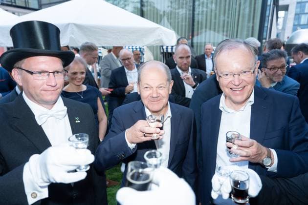 Bilder des Jahres 2023, News 07 Juli News Themen der Woche KW27 News Bilder des Tages RECORD DATE NOT STATED Niedersachsen, Sommerfest 2023, Bundeskanzler Olaf Scholz, Ministerpräsident Stephan Weil, und die Lüttje Lage Der Niedersächsische Ministerpräsident, Stephan Weil, lud ein zum Sommerfest 2023 in die Vertretung des Landes Niedersachsen beim Bund in Berlin am 3.7.2023. Bundeskanzler Olaf Scholz, Ministerpräsident Stephan Weil, und die Lüttje Lage Berlin Berlin GER *** Lower Saxony, Summer Party 2023, Chancellor Olaf Scholz, Prime Minister Stephan Weil, and the Lüttje Lage The Prime Minister of Lower Saxony, Stephan Weil, invited to the Summer Party 2023 in the Representation of the State of Lower Saxony to the Federal Government in Berlin on 3 7 2023 Chancellor Olaf Scholz, Prime Minister Stephan Weil, and the Lüttje Lage Berlin Berlin GER