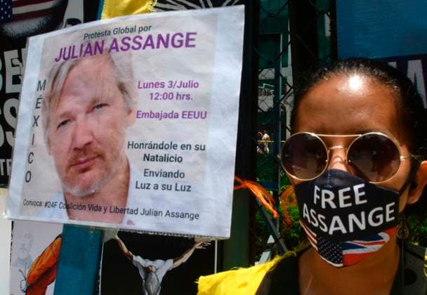 July 3, 2023, Mexico City, Mo xico City, MEXICO: Activists protest this Monday in front of the United States embassy in Mexico to demand the release of the founder of WikiLeaks, Julian Assage.. The activists remembered the journalist s 52nd birthday and placed cakes and messages in his honor..Julian Assange could be sentenced to up to 175 years in prison. Assange is being held at Belmarsh High Security Prison in the UK due to a US extradition request. Mexico City MEXICO - ZUMAn296 20230703_zip_n296_005 Copyright: xJorgexNunezx