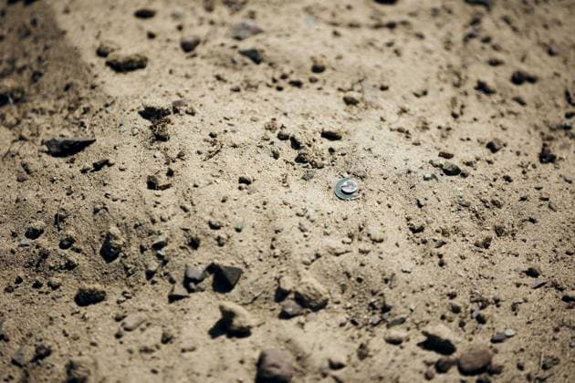 Der Zuender einer Landemine schaut aus der Erde. Aufgenommen im Rahmen einer Praeation des mongolioschen Militaers. Nalaikh, 30.06.2023. Nalaikh Mongolei *** The cutter of a landmine looks out of the ground Taken during a presentation of the Mongolian military Nalaikh, 30 06 2023 Nalaikh Mongolia Copyright: xThomasxTrutschelx