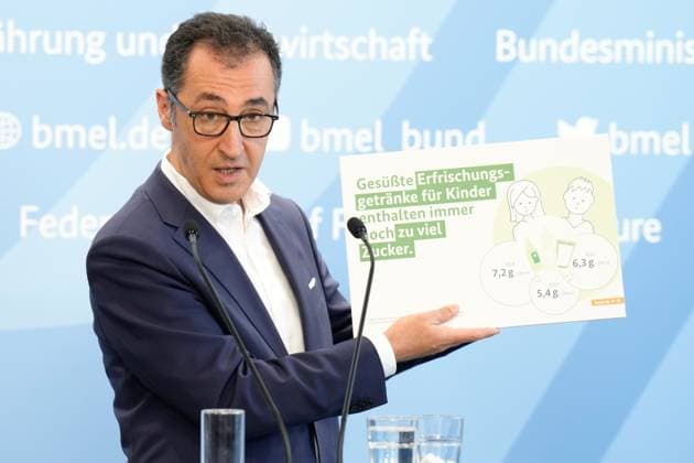 News Themen der Woche KW27 News Bilder des Tages Presskonfrenz zur Vorstellung des Produktmonitorings 2022 durch Ernaehrungsminister Oezdemir Cem Oezdemir (Gruene), Bundesminister fuer Ernaehrung und Landwirtschaft zeigt ein Schild mit dem Zuckergehalt in Erfrischungsgetraenken bei der Vorstellung des Produktmonitoring 2022 im Bundesministerium fuer Ernaehrung und Landwirtschaft, Berlin, 04.07.2023 Berlin Berlin Deutschland *** Press conference on the presentation of the product monitoring 2022 by Minister of Food Oezdemir Cem Oezdemir Gruene , Federal Minister of Food and Agriculture shows a sign with the sugar content in soft drinks at the presentation of the product monitoring 2022 at the Federal Ministry of Food and Agriculture, Berlin, 04 07 2023 Berlin Berlin Germany