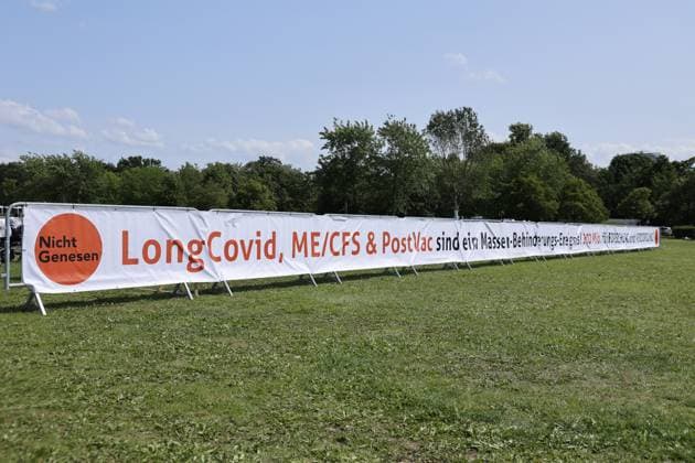 Deutschland, Berlin, Reichstag, Platz der Republik, NichtGenesen - Wir fordern 200 Millionen für Forschung und Versorgung! LongCovid, ME CFS & PostVac sind ein Massen-Behinderungs- -Ereignis! *** Germany, Berlin, Reichstag, Platz der Republik, NichtGenesen We demand 200 million for research and care LongCovid, ME CFS PostVac are a mass disability event