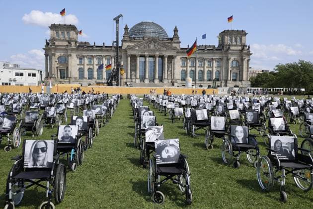Deutschland, Berlin, Reichstag, Platz der Republik, NichtGenesen - Wir fordern 200 Millionen für Forschung und Versorgung! LongCovid, ME CFS & PostVac sind ein Massen-Behinderungs- -Ereignis! *** Germany, Berlin, Reichstag, Platz der Republik, NichtGenesen We demand 200 million for research and care LongCovid, ME CFS PostVac are a mass disability event