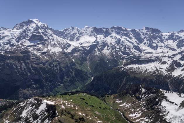 Schweiz: Almwiese vor schneebedeckten Bergen. Blick vom Schilthorn auf die Jungfrau (li), dem mit 4.158 Meter dritthöchsten Berg der Berner Alpen. Der Gipfel erhebt sich auf der Grenze zwischen den Kantonen Bern und Wallis. Mürren Bern Schweiz *** Switzerland Alpine meadow in front of snow-covered mountains View from Schilthorn to Jungfrau li , the third highest mountain of the Bernese Alps with 4 158 meters The peak rises on the border between the cantons of Bern and Valais Mürren Bern Switzerland