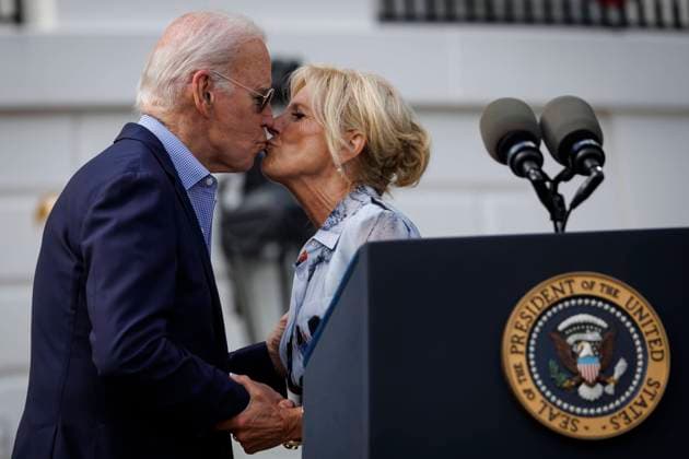 Bilder des Jahres 2023, Entertainment 07 Juli Entertainment Themen der Woche KW27 Entertainment Bilder des Tages July 4, 2023, Washington, District of Columbia, USA: United States President Joe Biden and First Lady Jill Biden share a kiss during a Fourth of July event on the South Lawn of the White House in Washington, DC, on Tuesday, July 4, 2023. Biden is hosting the event for military and veteran families, caregivers, and survivors to celebrate Independence Day Washington USA - ZUMAs152 20230704_faa_s152_032 Copyright: xTingxShenx-xPoolxviaxCNPx