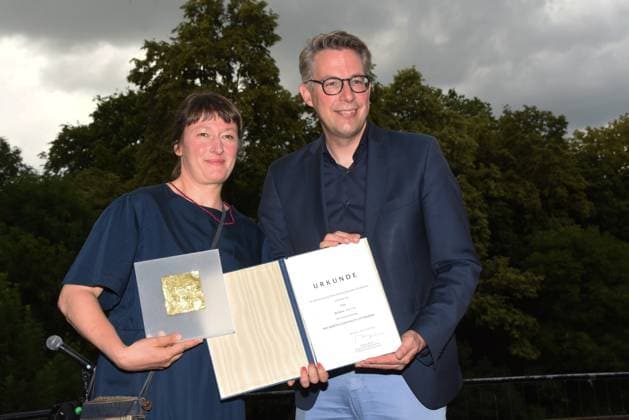 Barbara Yelin Preistraegerin Comiczeichnerin Markus Blume Bayerischer Wissenschenschaft und Kunstminister Muenchen 04.07.2023 Bayerischen Kultursommes im Haus der Kunst Preis.Verleihung Pro meritis scientiae et litterarum Muenchen