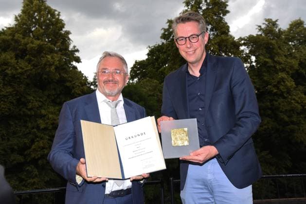 Manfred Rietzler Preistraeger Unternehmer Gruender Markus Blume Bayerischer Wissenschenschaft und Kunstminister Muenchen 04.07.2023 Bayerischen Kultursommes im Haus der Kunst Preis.Verleihung Pro meritis scientiae et litterarum Muenchen