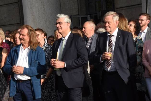 Lesly Mandoki Saenger Musiker Stephen Skider Schauspieler Karl Freller Muenchen 04.07.2023 Bayerischen Kultursommes im Haus der Kunst Preis.Verleihung Pro meritis scientiae et litterarum Muenchen