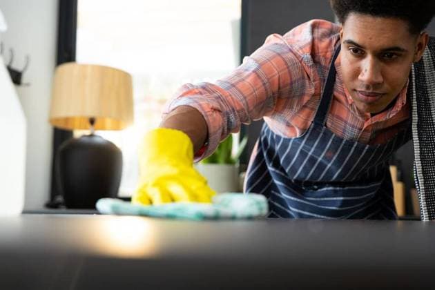 IMAGO Creative: Frühjahrsputz Focused biracial man wearing apron and rubber gloves cleaning countertop in sunny kitchen Focused biracial man wearing apron and rubber gloves cleaning countertop in sunny kitchen. Cleaning, hygiene, healthy lifestyle and domestic life, unaltered., model released, , property released, Cape Town, South Africa, 25.04.2023, 4046154.jpg, people,focused,biracial,man,wearing,apron,rubber glove,cleaning,countertop,sunny,kitchen,hygiene,healthy lifestyle,domestic life,unaltered,cooking,cook,bathroom,cleaner,wash,housework,dental,clean,washing,household,prevention,chef,dentist,preparation,protective,coronavirus,meal,sanitary,covid,dentistry,rubber,glove,healthy,lifestyle,domestic,life Young Adult,Man,Male,Multiracial