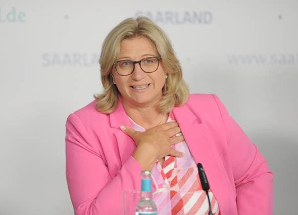 News Bilder des Tages Die Landespressekonferenz am Dienstag (13.06.2023) zum Thema Ergebnisse der Haushaltseckdatenklausur in der Staatskanzlei in Saarbrücken. Im Bild: Ministerpräsidentin Anke Rehlinger. *** The state press conference on Tuesday 13 06 2023 on the subject of the results of the budget corner data meeting in the State Chancellery in Saarbrücken In the picture Minister President Anke Rehlinger bub