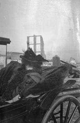 RECORD DATE NOT STATED Bernhardt, Sarah, in carriage in San Francisco after the earthquake and fire of 1906, 1906 Apr. Creator: Arnold Genthe. Copyright:xHeritagexArt HeritagexImagesx IMAGO ,2953137 ! ACHTUNG: AUFNAHMEDATUM GESCHÄTZT!  Copyright:HeritagexArt HeritagexImagesx IMAGO