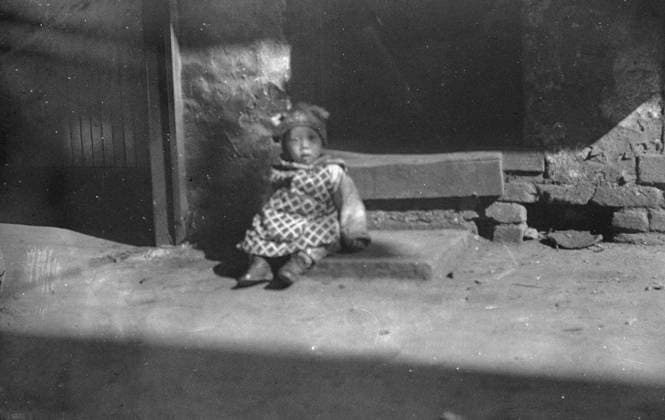 RECORD DATE NOT STATED Small child sitting on a doorstep, Chinatown, San Francisco, between 1896 and 1906. Creator: Arnold Genthe. Copyright:xHeritagexArt HeritagexImagesx IMAGO ,2955090 ! ACHTUNG: AUFNAHMEDATUM GESCHÄTZT!  Copyright:HeritagexArt HeritagexImagesx IMAGO