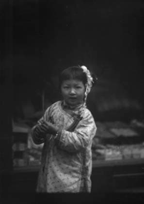 RECORD DATE NOT STATED Young girl walking down the street, looking into the camera, Chinatown, San Francisco, c1896-c1906. Creator: Arnold Genthe. Copyright:xHeritagexArt HeritagexImagesx IMAGO ,2955105 ! ACHTUNG: AUFNAHMEDATUM GESCHÄTZT!  Copyright:HeritagexArt HeritagexImagesx IMAGO