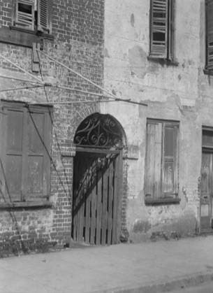 RECORD DATE NOT STATED Facades of multi-story buildings, New Orleans or Charleston, South Carolina, between 1920 and 1926. Creator: Arnold Genthe. Copyright:xHeritagexArt HeritagexImagesx IMAGO ,2955111 ! ACHTUNG: AUFNAHMEDATUM GESCHÄTZT!  Copyright:HeritagexArt HeritagexImagesx IMAGO