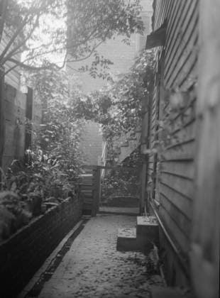RECORD DATE NOT STATED View down narrow outdoor passageway, New Orleans or Charleston, South Carolina, c1920-1926. Creator: Arnold Genthe. Copyright:xHeritagexArt HeritagexImagesx IMAGO ,2955113 ! ACHTUNG: AUFNAHMEDATUM GESCHÄTZT!  Copyright:HeritagexArt HeritagexImagesx IMAGO