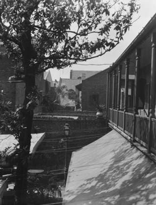 RECORD DATE NOT STATED Courtyard balconies, New Orleans, between 1920 and 1926. Creator: Arnold Genthe. Copyright:xHeritagexArt HeritagexImagesx IMAGO ,2955116 ! ACHTUNG: AUFNAHMEDATUM GESCHÄTZT!  Copyright:HeritagexArt HeritagexImagesx IMAGO