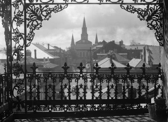 RECORD DATE NOT STATED A vista through iron lace, New Orleans, between 1920 and 1926. Creator: Arnold Genthe. Copyright:xHeritagexArt HeritagexImagesx IMAGO ,2955117 ! ACHTUNG: AUFNAHMEDATUM GESCHÄTZT!  Copyright:HeritagexArt HeritagexImagesx IMAGO