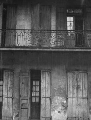 RECORD DATE NOT STATED Facade of a building with shuttered doors and balcony, New Orleans or Charleston..., c1920-1926. Creator: Arnold Genthe. Copyright:xHeritagexArt HeritagexImagesx IMAGO ,2955118 ! ACHTUNG: AUFNAHMEDATUM GESCHÄTZT!  Copyright:HeritagexArt HeritagexImagesx IMAGO