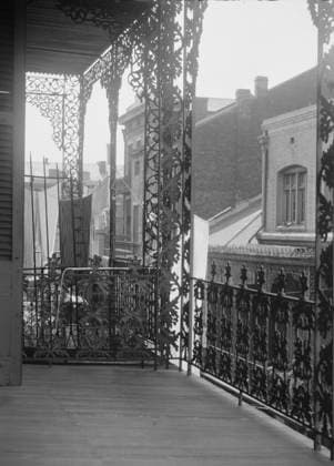 RECORD DATE NOT STATED Upper level balconies with wrought iron on St. Peter Street, New Orleans, between 1920 and 1926. Creator: Arnold Genthe. Copyright:xHeritagexArt HeritagexImagesx IMAGO ,2955119 ! ACHTUNG: AUFNAHMEDATUM GESCHÄTZT!  Copyright:HeritagexArt HeritagexImagesx IMAGO