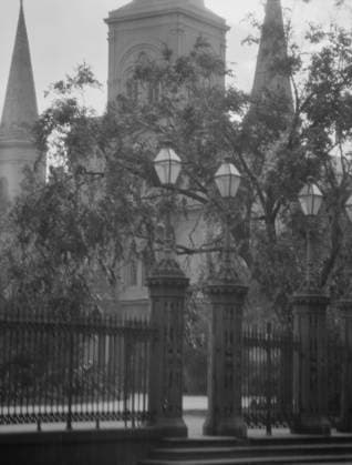 RECORD DATE NOT STATED St. Louis Cathedral from Jackson Square, New Orleans, between 1920 and 1926. Creator: Arnold Genthe. Copyright:xHeritagexArt HeritagexImagesx IMAGO ,2955121 ! ACHTUNG: AUFNAHMEDATUM GESCHÄTZT!  Copyright:HeritagexArt HeritagexImagesx IMAGO